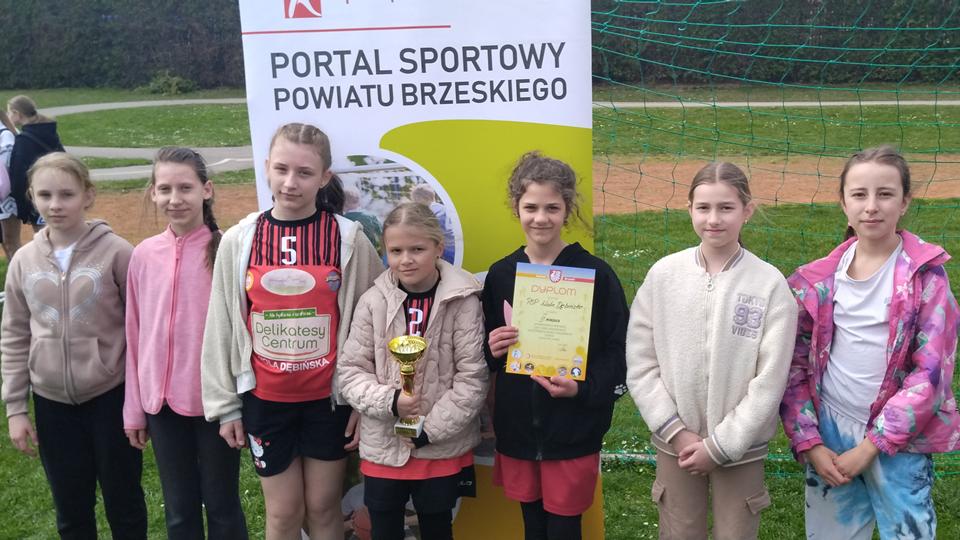 Sukces Publicznej Szkoły Podstawowej w Woli Dębińskiej w Gminnych i Powiatowych Drużynowych i Indywidualnych Biegach Przełajowych Dziewcząt i Chłopców