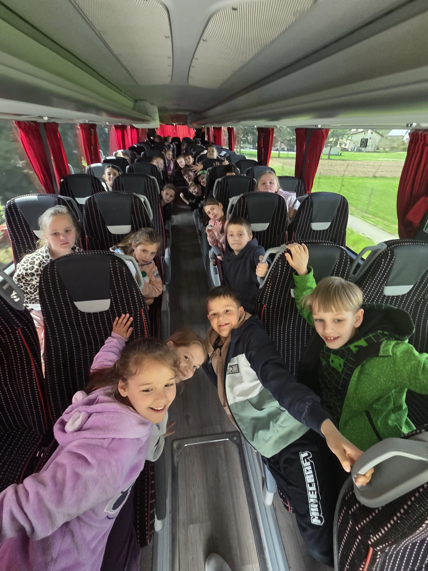 Wycieczka edukacyjna uczniów klas I–V do gospodarstwa ekologicznego w Rzuchowej