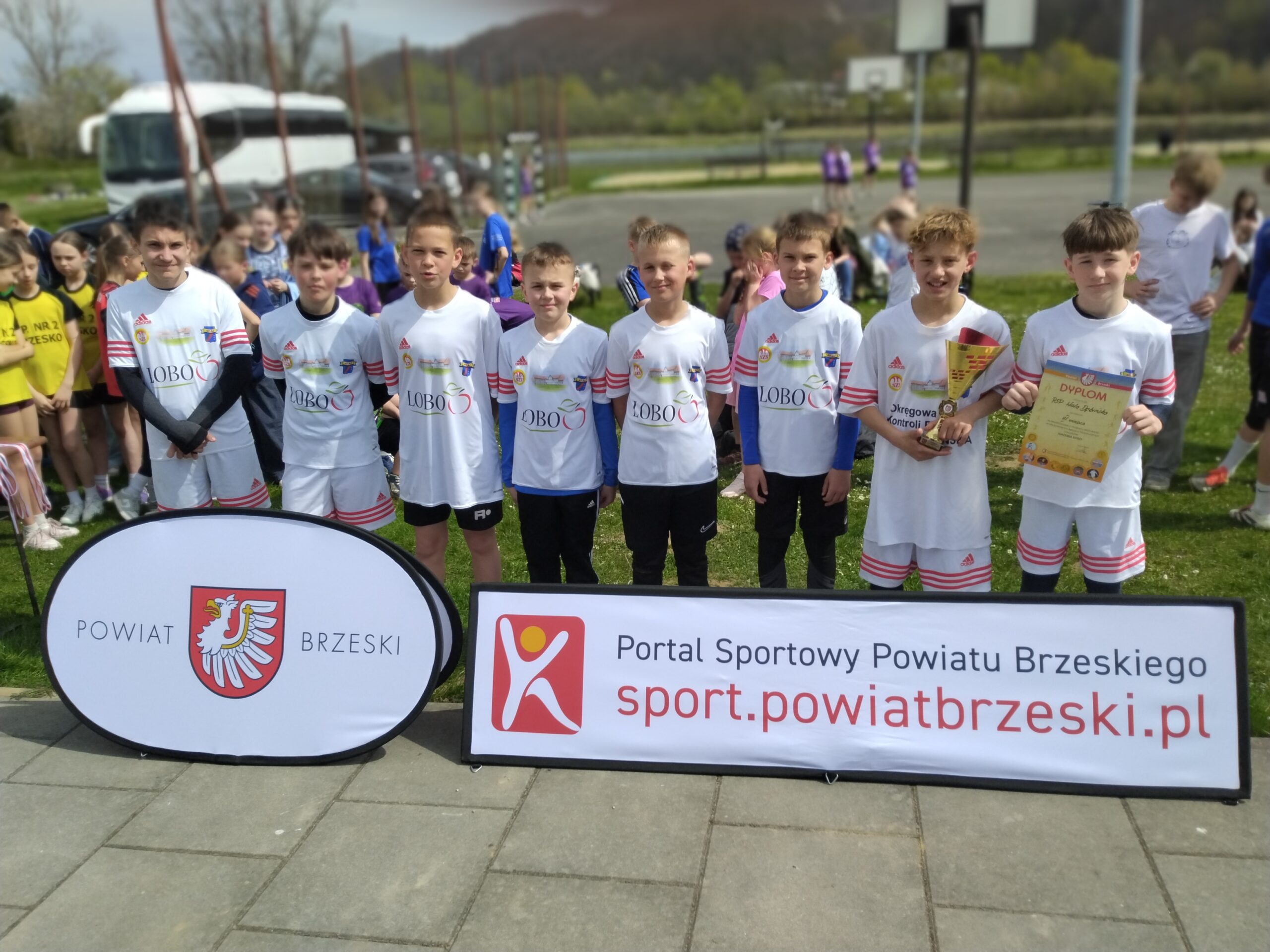 Sukces Publicznej Szkoły Podstawowej w Woli Dębińskiej w Powiatowych Drużynowych i Indywidualnych Biegach Przełajowych Dziewcząt i Chłopców